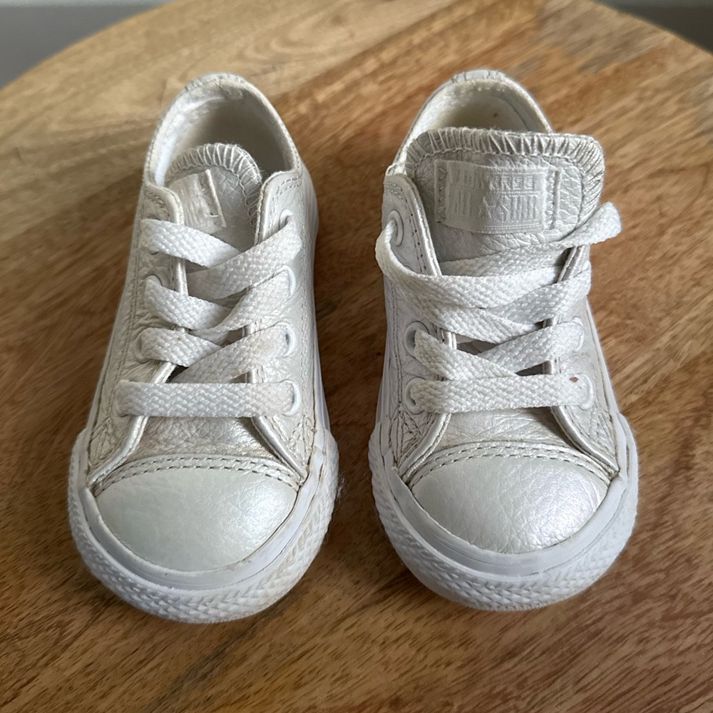 Converse Pearl White Leather Low Top Sneakers baby sz: 5